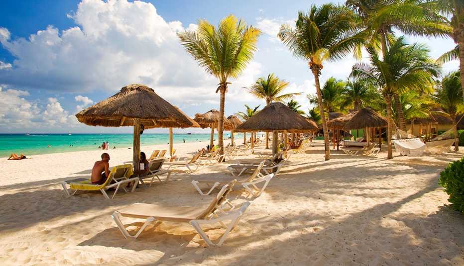 Clientes felices en la playa